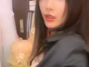 Ασιατικό busty κορίτσι αγγίζει το στήθος της και αυνανίζεται σε κάμερες